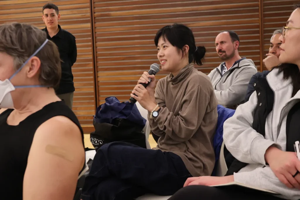 A womman speaks with a mic in her hands